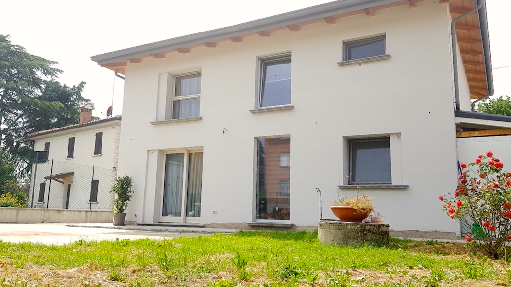 Casa indipendente con ampio giardino privato.